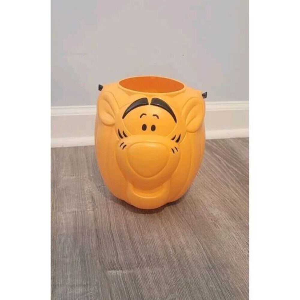 Tigger Blow Mold Plastic Pumpkin Halloween Trick‎ or Treat Pail